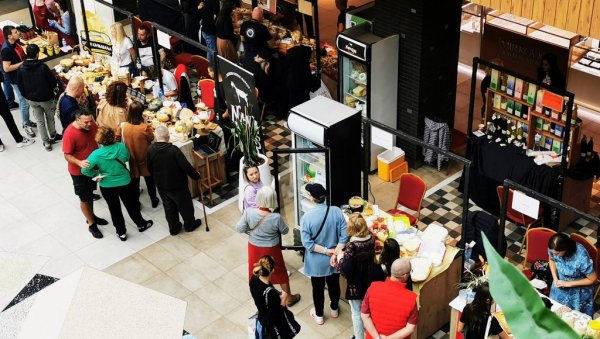 БЕОГРАД МИРИСАО НА СИР: Јединствени фестивал хране привукао јуче велику пажњу суграђана (ФОТО)