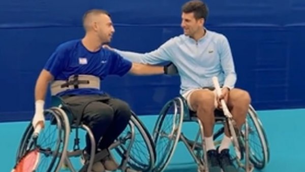 ЉУДИНА! ЧОВЕК ВЕЛИКОГ СРЦА: Новак Ђоковић играо тенис у инвалидским колицима (ВИДЕО)