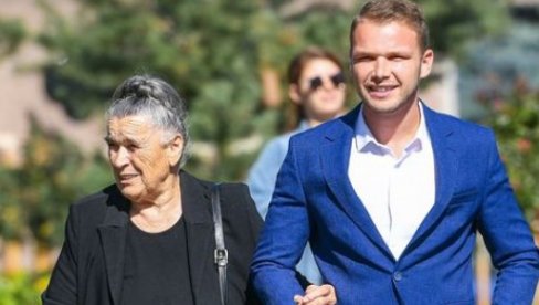 OBAVIO GRAĐANSKU DUŽNOST: Draško Stanivuković glasao na Petrićevcu u pratnji bake Gospave
