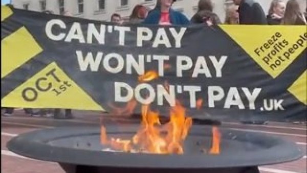 ДЕМОНСТРАНТИ ПАЛИЛИ РАЧУНЕ ЗА СТРУЈУ: Велики протести против високих животних трошкова у Британији (ВИДЕО)