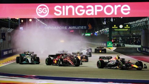 SPEKTAKL U SINGAPURU: Formula 1 u punom sjaju! Ferstapen izleteo sa staze, klupski kolega ga sprečio da dođe do titule