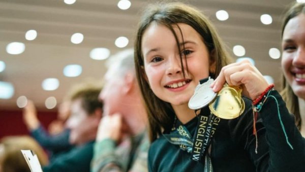 ЗАРА ЗНАЊЕМ ОСВОЈИЛА РИМ: Десетогодишња Зрењанинка победила на Светском финалу такмичења у енглеском језику (ФОТО)