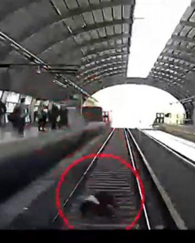 PREŽIVEO: Voz prešao preko čoveka, pa se desilo čudo (VIDEO)