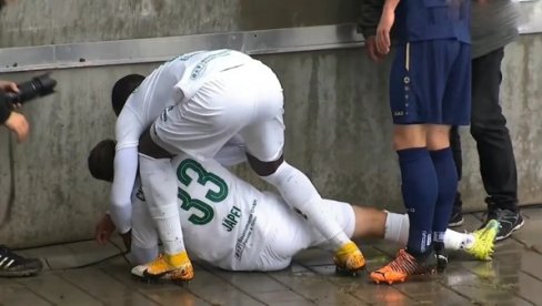 УЖАСНА СЦЕНА: Фудбалер усред меча ударио главом о бетонски зид, од силине судара стропоштао се на тло (УЗНЕМИРУЈУЋИ СНИМАК)