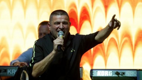 ZAŠTO JE BAJA MALI KNINDŽA BOLJI OD SVIH OSTALIH? Dva snimka govore zbog čega je Mirko Pajčin omiljen u narodu (VIDEO)