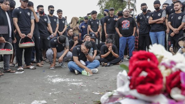 ОТКРИВЕН УЗРОК СТРАВИЧНЕ НЕСРЕЋЕ НА СТАДИОНУ У ИНДОНЕЗИЈИ: 131 живот угашен због кашњења у откључавању капија