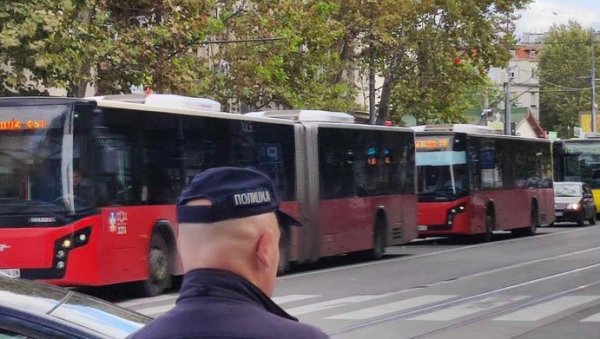 НА УЛИЦАМА САМО ЦРВЕНИ И ЖУТИ: Првог дана октобра, према одлуци Градске скупштине, скинуте рекламе са возила јавног градског превоза