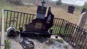 НИ МРТВИМ СРБИМА НЕ ДАЈУ МИРА: Крампом оскрнављен споменик на православном гробљу у Клокоту (ФОТО)