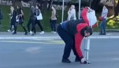 ЉУДИНА: Погледајте како је човек са штакама спасао повређено маче у Београду (ВИДЕО)