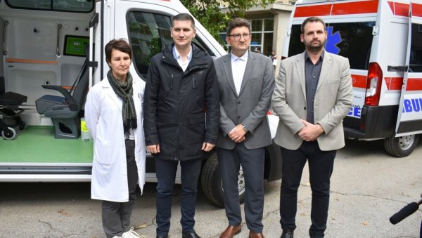 ГРАД ДОНИРАО: Дом здравља у Пожаревцу добио два нова санитетска возила