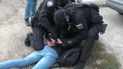 DVA PUTA UBO POLICAJCA U RAME: Incident u Leskovcu, uhapšen muškarac, kolima udario bivšu partnerku