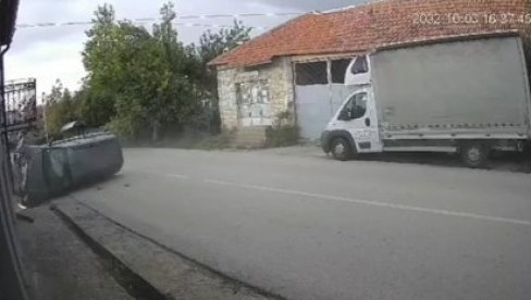 FILMSKA SCENA KOD NIŠA: Auto se zakucao u kuću, pa prevrnuo (VIDEO)