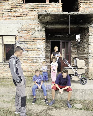 ŠESTORO DECE I MAJKA BEZ STRUJE I VODE: Sedmočlana porodica nadomak Beograda živi u neverovatno teškim uslovima