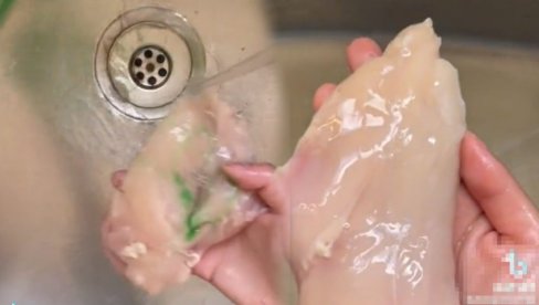 ЉУДИ ЗГРОЖЕНИ: Жена показала како пере бело месо - да ли верујете да тако припрема пилетину? Шта све људи неће урадити... (ФОТО)