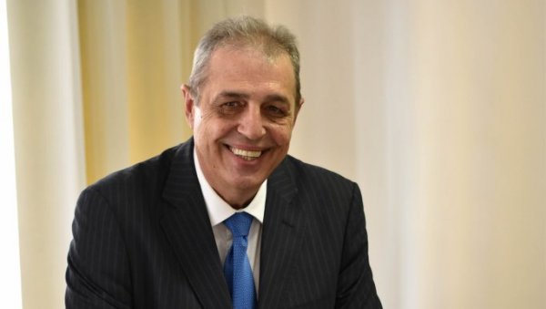 РАДИО БЕОГРАД ЧИНЕ ЉУДИ, А НЕ ВЕШТАЧКА ИНТЕЛИГЕНЦИЈА: 98 година најстаријег електронског медија на Балкану - Из века у век