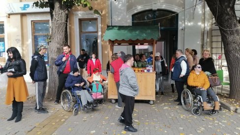 UZ POMOĆ GUSENICE LAKŠE UZ STEPENICE: Olakšanje za osobe sa invaliditetom u Kikindi
