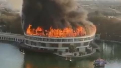 АПОКАЛИПТИЧНЕ СЦЕНЕ У ТЕХЕРАНУ: Ватра гута огромну зграду на језеру у Ерам парку (ВИДЕО)