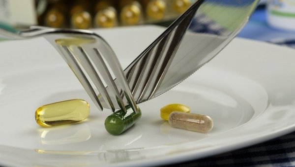 ШТА СМЕТЕ ДА ЈЕДЕТЕ КАДА ПИЈЕТЕ АНТИБИОТИКЕ: Антимикробни лекови захтевају посебан режим исхране