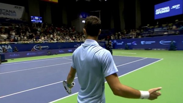 НОВАК ЂОКОВИЋ НИЈЕ МОГАО ДА ВЕРУЈЕ: Данил Медведев је усред Нолетовог славља пришао, предао меч и запрепастио Србина (ФОТО)