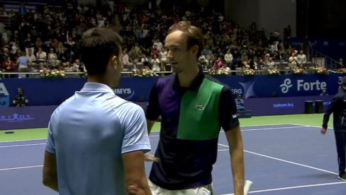 SADA JE SVE JASNO: Danil Medvedev objasnio zašto je usred sjajne borbe predao meč Novaku Đokoviću u polufinalu turnira u Astani