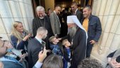 TRADICIONALNO, POGAČOM I SOLJU: Svečani doček za patrijarha Porfirija u Sabornoj crkvi Svetog Save u Parizu (FOTO)