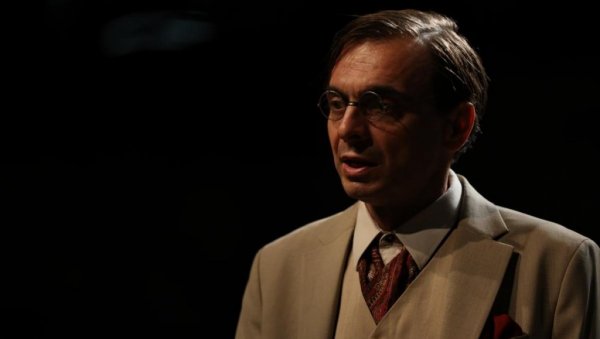 ПРЕМИЈЕРНИ ЧОВЈЕК ВИСИНЕ: Нови наслов на репертоару Театра Вук