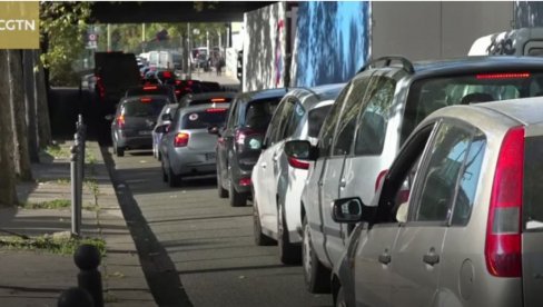 HAOS NA PUMPAMA U FRANCUSKOJ: Kilometarski redovi za gorivo (VIDEO)