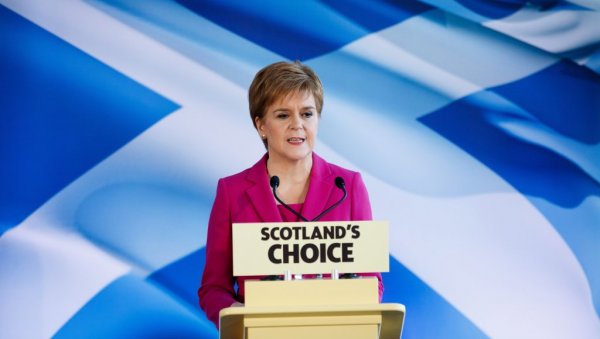 ПРЕКО СУДА ДО РЕФЕРЕНДУМА: Стерџон жели независност Шкотске, противиници незадовољни - заварава себе