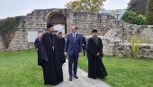 VUČIĆ U SOPOĆANIMA: Država pomogla rekonstrukciju manastira i obnovu puta do svetinje (FOTO)