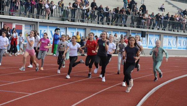 ЗА СРЕЋНИЈЕ ДЕТИЊСТВО: Хуманитарна трка краљевачких основаца и предшколаца