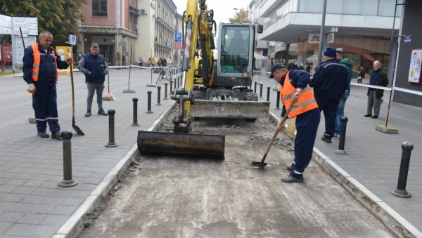 УМЕСТО ПЛОЧА - АСФАЛТ: Реконструкција улице у центру Краљева