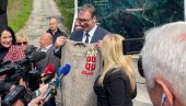 VUČIĆ ODUŠEVLJEN POKLONOM MEŠTANKE IZ DEVIĆA: Ručni rad za predsednika Srbije, i ministrima poslala darove