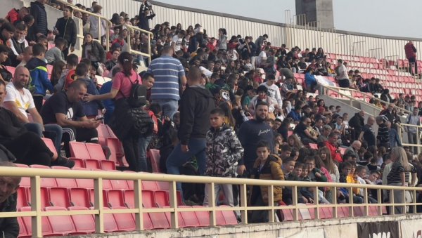 НЕСТВАРНА СЦЕНА У СРБИЈИ: Хиљаде малишана изненадило фудбалере (ВИДЕО)