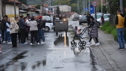 PROBLEM SANIRAN, VODA CURI: Ekipe Vodovoda radile u Jovanke Radaković u Mirijevu, građani nezadovoljni