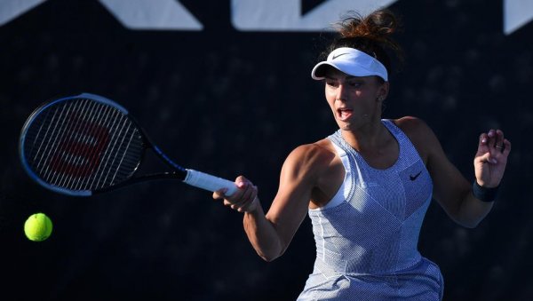 ПОЗАЈМИЛА ГАРДЕРОБУ ОД ГРОФА ДРАКУЛЕ: Тенисерка шокирала свет стајлингом (ВИДЕО)