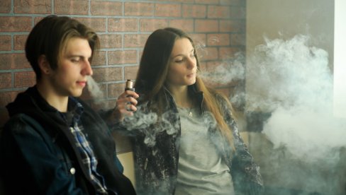 КЛИНЦИМА ЗАБРАЊУЈУ ПУШЕЊЕ: Прописи који забрањују продају е-цигарета младима ускоро пред посланицима