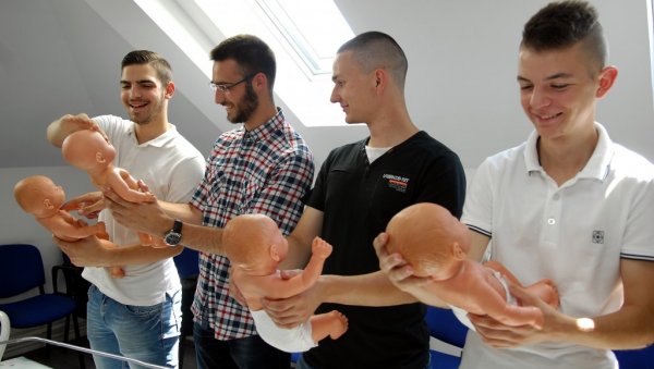 СЕСТРИЦЕ ПОНОВО  ВЕЖБАЈУ У БОЛНИЦИ: Практична настава вратила се у распоред часова медицинских школа