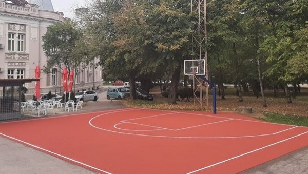 У ВЕЛИКОМ ГРАДИШТУ: Баскет-терен у градиштанском парку добио тартан подлогу