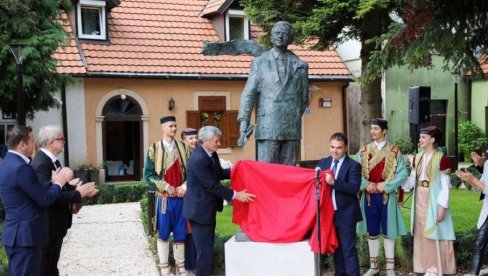 OTKRIVEN SPOMENIK LESU IVANOVIĆU: Rodno Cetinje se odužilo crnogorskom pesniku
