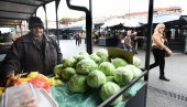 NAJTRAŽENIJI KUPUS: Paradajz još povoljan na Dušanovcu, kilogram od 40 do 60 dinara