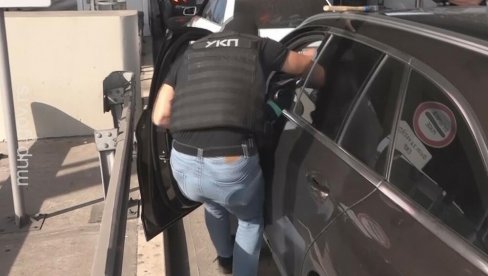 POGLEDAJTE SNIMAK POLICIJSKE AKCIJE KOD VRČINA: Izvukli ga iz vozila, pa otkrili skriveni prostor u gepeku mercedesa (FOTO/VIDEO)