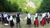 SUTRA “KOLO POD PETRUSOM“: U Zabregi kod Paraćina tačno u podne tradicionalni koncert