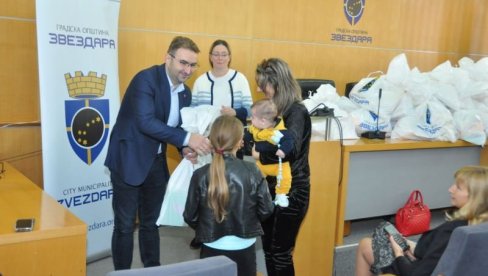 PAKETI ZA BEBE: Opština Zvezdara nastavlja da pomaže roditeljima novorođenčadi