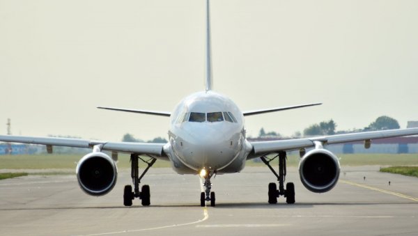 НОВИ ПРИТИСАК НА СЕКТОР: ЕУ ће наплаћивати дозволе авио-компанијама за емисију ЦО2