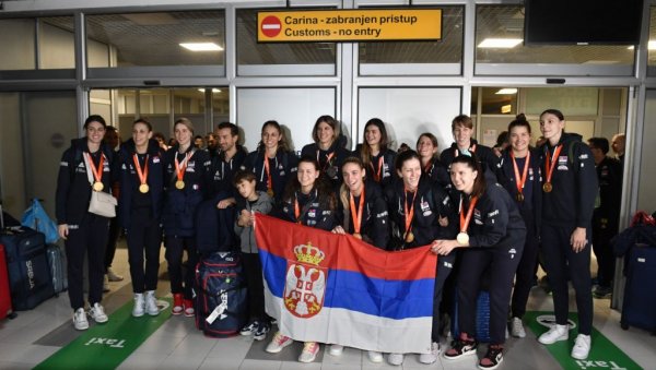 ТАКАВ ОДНОС ПРЕМА НАЦИОНАЛНОМ ДРЕСУ ЈЕ ЗА ПОШТОВАЊЕ: Српске лавице слетеле у Београд и поделиле прве утиске након светског злата