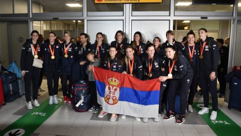 ZLATO STIGLO KUĆI: Odbojkašice Srbije se vratile u domovinu nakon osvajanja Svetskog prvenstva (FOTO)