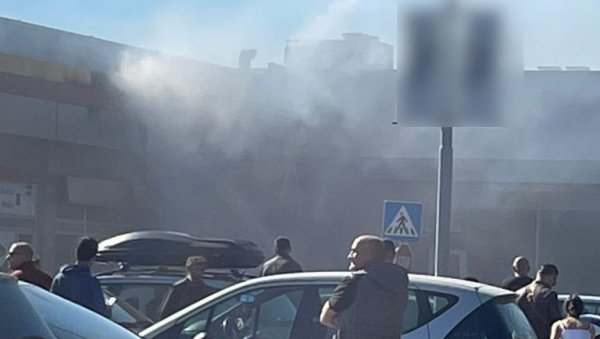 ПОЖАР У ПАНЧЕВУ: Густ дим прекрио улице код тржног центра, на терен стигли ватрогасци (ФОТО)