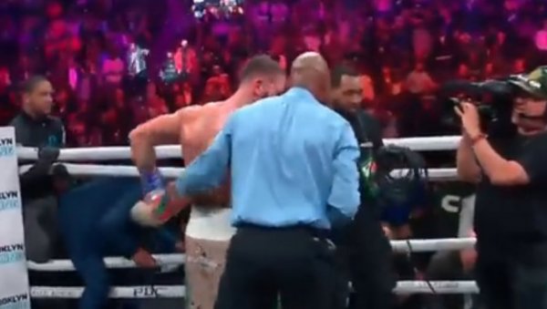 БОЛЕСНО! Бокс не памти овакве сцене: Сахранио га усред ринга (ВИДЕО)