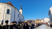 НЕМА ДРУГОГ ПУТА ОСИМ ПРАШТАЊА И МОЛИТВЕ: Патријарх Порфирије у Вуковару у обновљеној Цркви Светог Николаја