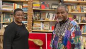 NAJVEĆI ŽIVI AFRIČKI PESNIK KAZIVAO STIHOVE: Kofi Anjidoho u poseti Udruženju Adligat